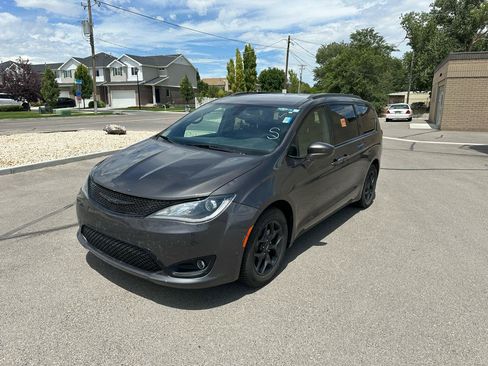 Used 2019 Chrysler Pacifica Touring-L Plus w/ S Appearance Package FWD image 6