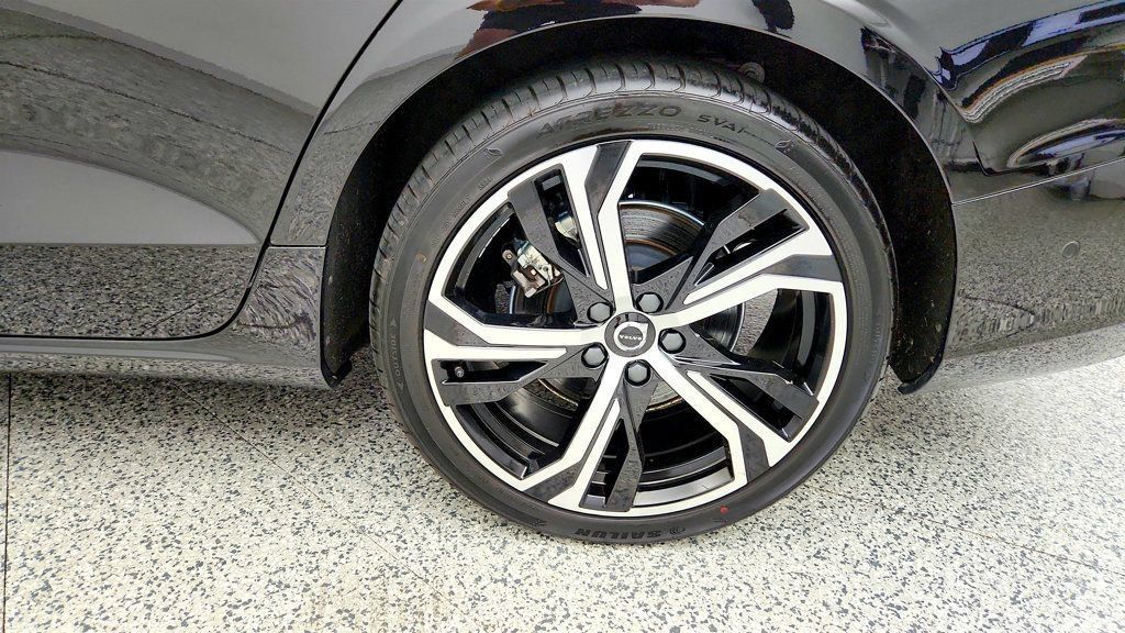 Used 2025 Volvo S60 B5 Plus AWD/4WD image 9