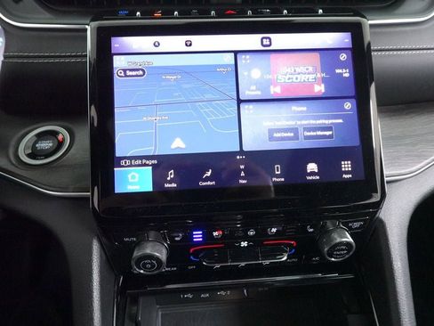 Used 2022 Jeep Grand Cherokee Overland w/ Luxury Tech Group IV AWD/4WD image 15