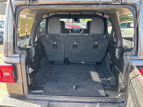 Used 2025 Jeep Wrangler Unlimited Sahara AWD/4WD image 31