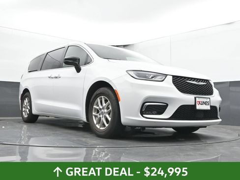 Used 2025 Chrysler Pacifica Select FWD image 45