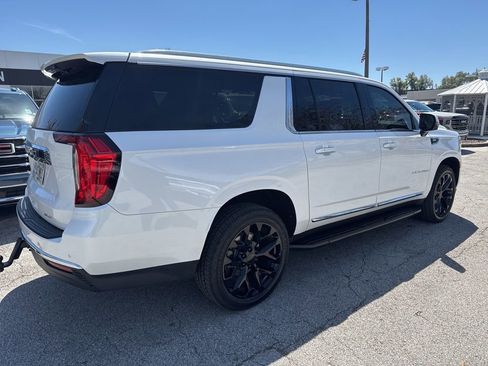 Used 2023 GMC Yukon XL SLT w/ SLT Luxury Package image 2