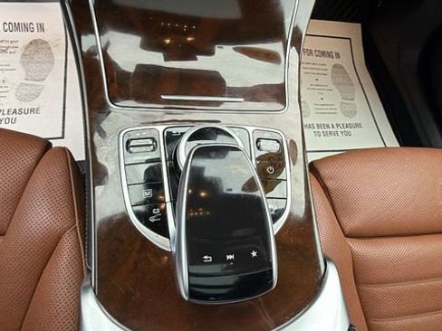 Used 2019 Mercedes-Benz GLC 350e 4MATIC image 17