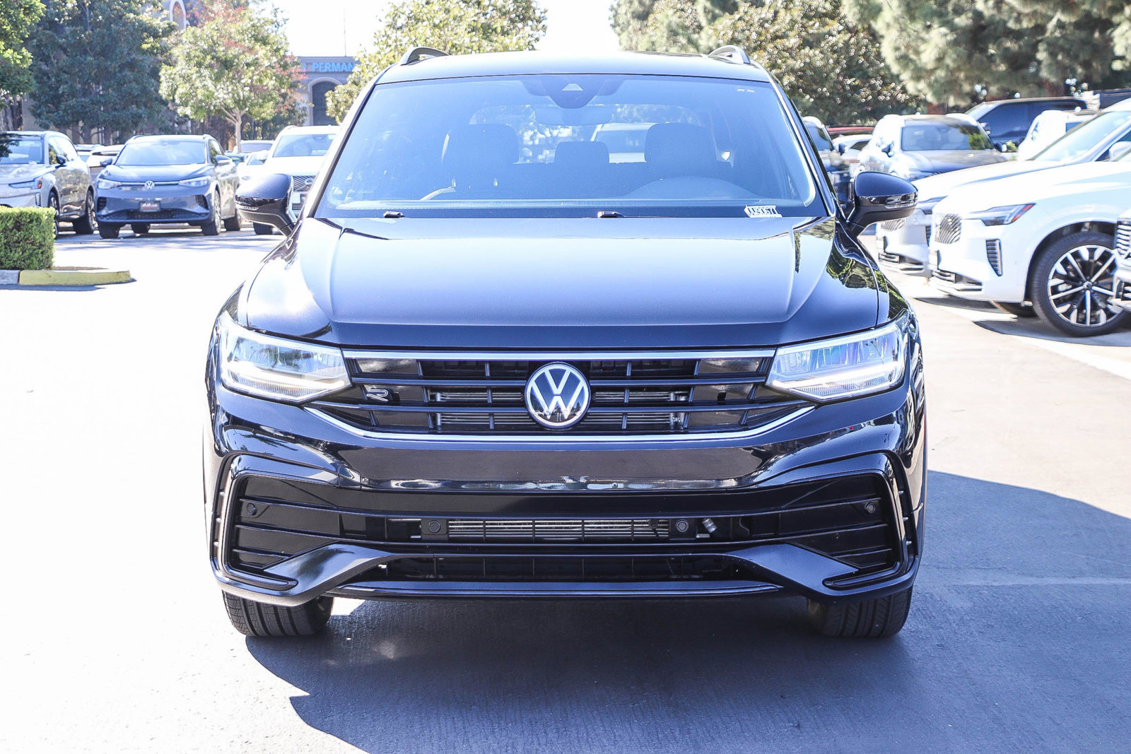 Used 2022 Volkswagen Tiguan SE R-Line FWD image 2