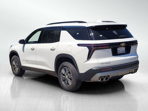 Used 2025 Chevrolet Traverse LT FWD image 6