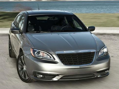 Used 2011 Chrysler 200 Touring FWD image 2