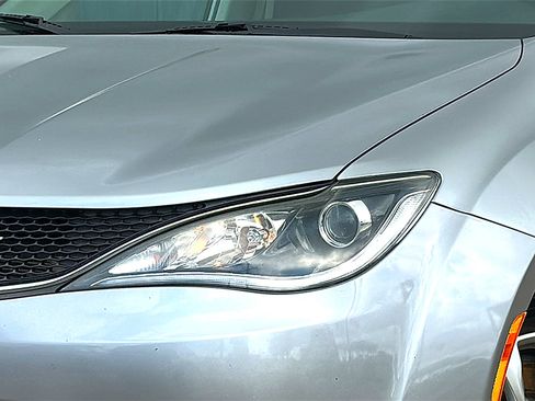 Used 2019 Chrysler Pacifica Touring-L FWD image 4