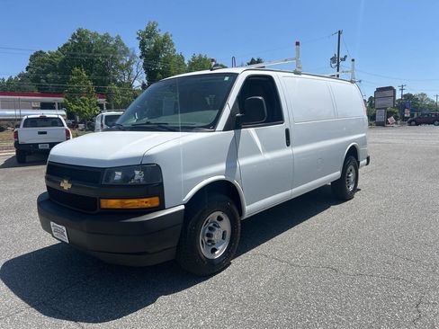Used 2022 Chevrolet Express 2500 w/ Driver Convenience Package RWD image 6