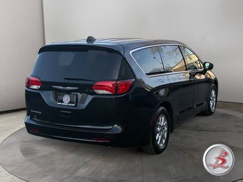 Used 2022 Chrysler Voyager LX image 7