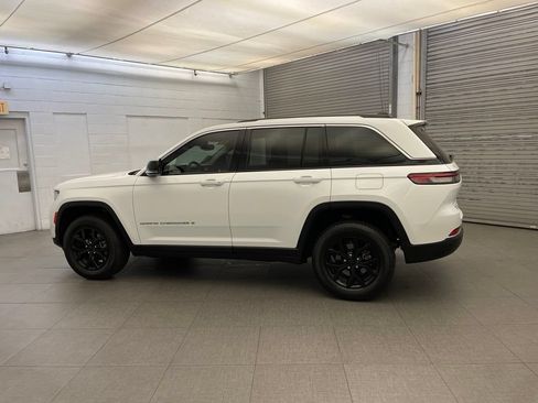 Certified 2023 Jeep Grand Cherokee Limited AWD/4WD image 13