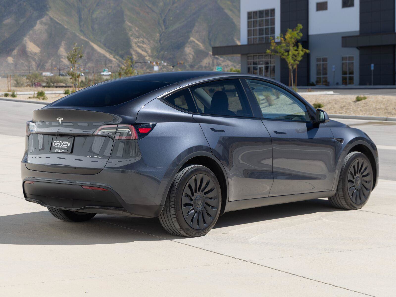 Used 2024 Tesla Model Y Long Range AWD/4WD image 9