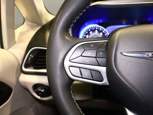 Used 2024 Chrysler Pacifica Touring-L image 11