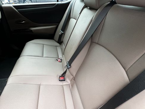 Used 2025 Lexus ES 300h w/ Premium Package FWD image 31