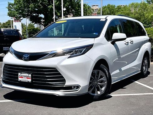 Used 2023 Toyota Sienna XLE FWD image 1
