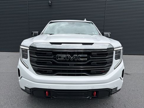 Used 2024 GMC Sierra 1500 AT4 w/ Technology Package AWD/4WD image 8