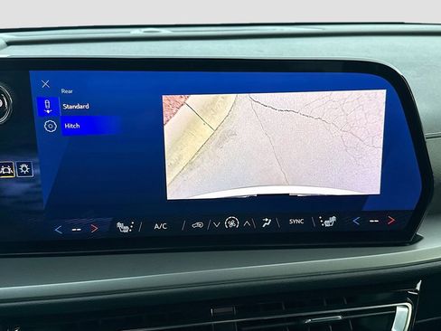 Used 2025 Chevrolet Traverse LT image 21