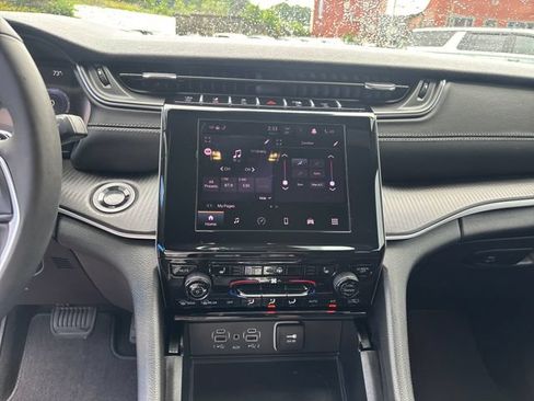Used 2025 Jeep Grand Cherokee Laredo X w/ Luxury Tech Group I AWD/4WD image 15