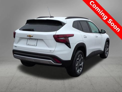 Used 2024 Chevrolet Trax LT w/ LT Convenience Package image 6