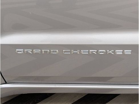 Used 2015 Jeep Grand Cherokee Overland AWD/4WD image 5