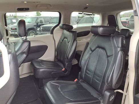 Used 2022 Chrysler Pacifica Touring-L FWD image 8