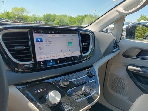 Used 2024 Chrysler Pacifica Touring-L FWD image 8