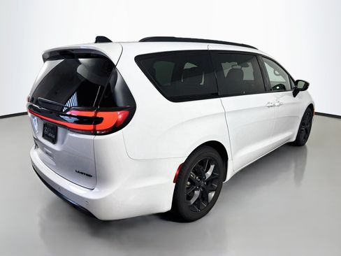 Used 2025 Chrysler Pacifica Limited FWD image 7