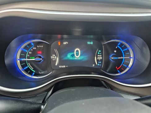 Used 2018 Chrysler Pacifica Touring-L image 13