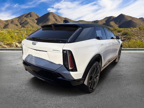 Certified 2025 Cadillac Optiq Sport 1 w/ LPO, ONYX Package AWD/4WD image 3