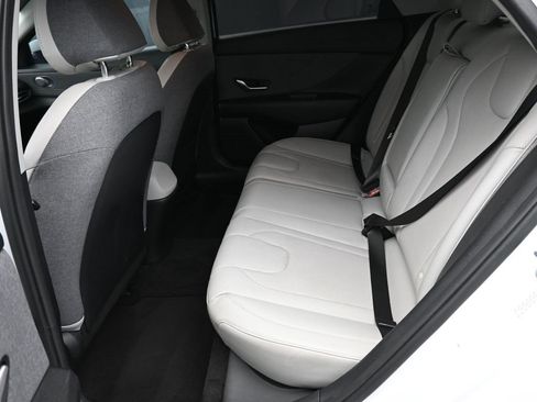 Used 2022 Hyundai Elantra Limited image 12