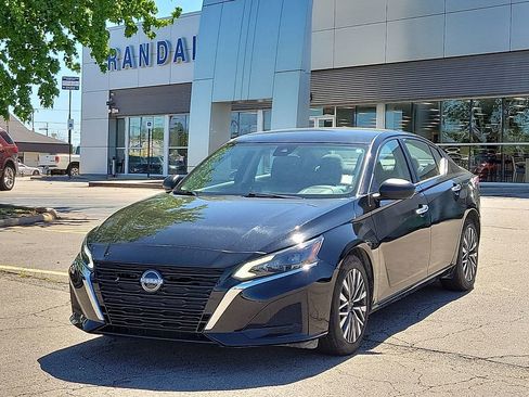 Used 2025 Nissan Altima 2.5 SV FWD image 2