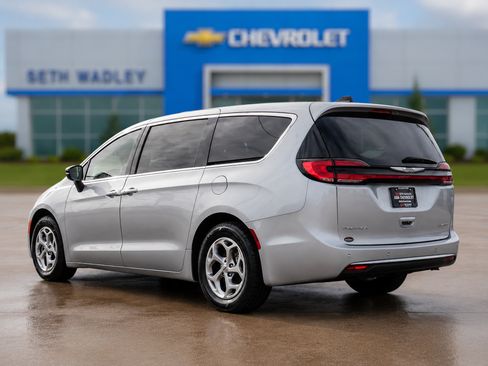 Used 2024 Chrysler Pacifica Limited FWD image 45