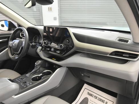 Used 2024 Toyota Highlander XLE image 19