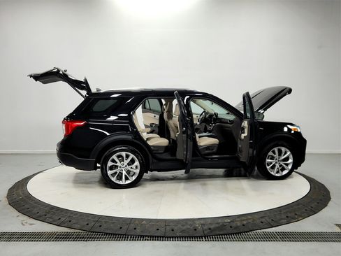 Used 2023 Ford Explorer Platinum w/ Technology Package image 16