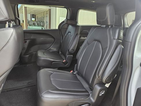 New 2026 Chrysler Pacifica Select FWD image 32