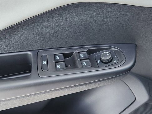 New 2025 Volkswagen Taos SE image 5