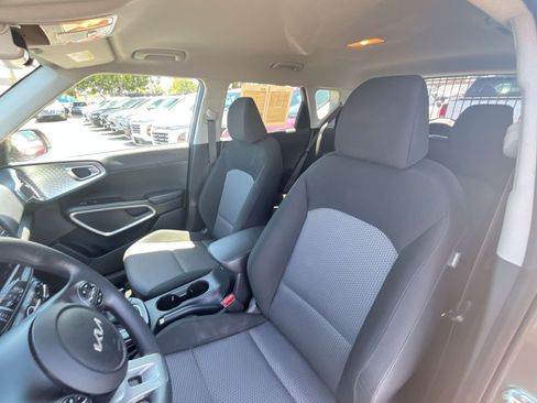 Used 2025 Kia Soul LX w/ LX Technology Package FWD image 23