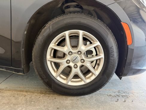 Used 2024 Chrysler Pacifica Touring-L FWD image 11