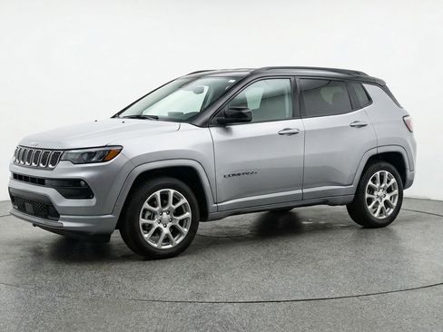 Used 2025 Jeep Compass Limited image 3