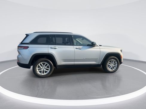 Used 2025 Jeep Grand Cherokee Laredo X image 10