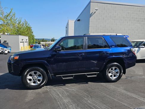 Used 2022 Toyota 4Runner SR5 Premium w/ Moonroof Package AWD/4WD image 4