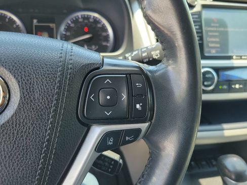 Used 2019 Toyota Highlander XLE AWD/4WD image 24