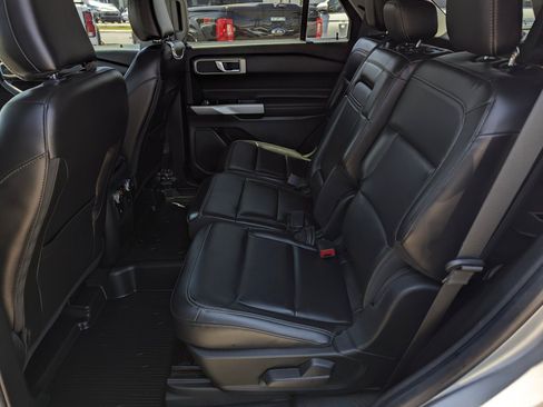 Used 2021 Ford Explorer XLT w/ Equipment Group 202A RWD image 9