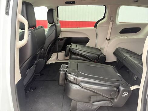 Used 2024 Chrysler Pacifica Touring-L FWD image 41