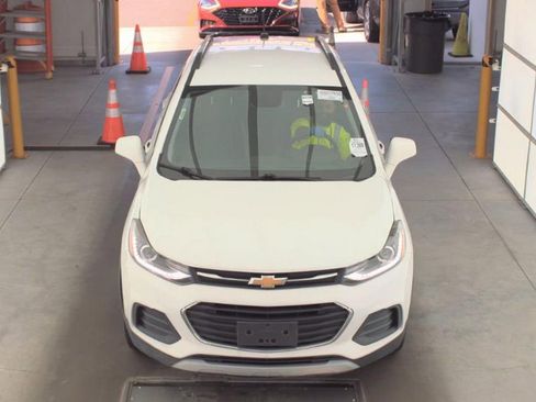Used 2020 Chevrolet Trax LT w/ LT Convenience Package AWD/4WD image 2