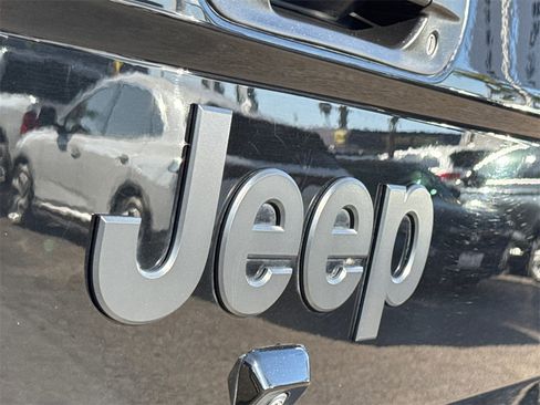 Used 2022 Jeep Gladiator Sport image 13