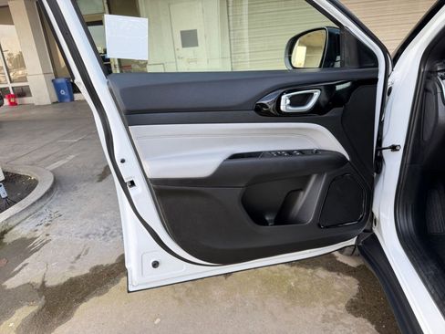 Used 2025 Jeep Compass Limited image 18