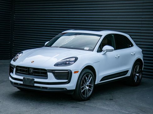 Certified 2023 Porsche Macan AWD/4WD image 1
