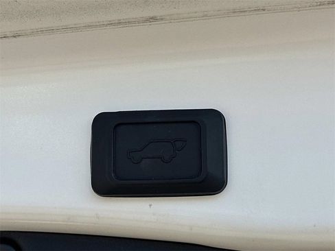 Used 2022 Toyota RAV4 XLE Premium image 7