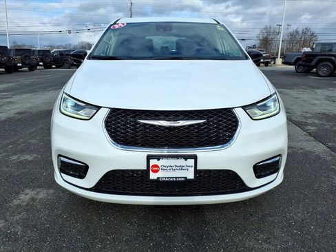 Used 2024 Chrysler Pacifica Touring-L image 9