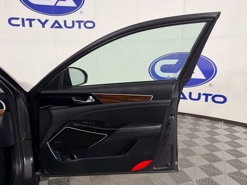 Used 2018 Kia Cadenza Technology image 16